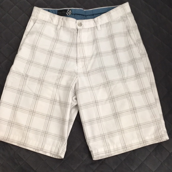 Men’s size 32 Volcom shorts. - Picture 3 of 4